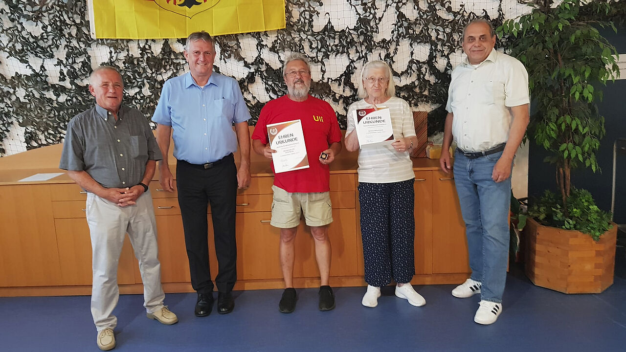 KERH-Vorsitzender Heinz Simon (von links) und Landesvorsitzender ERH Bernhard Hauber zeichneten Obergefreiten d.R. Ulrich Naczke und Barbara Olbrischewski mit Verdienstnadeln des DBwV aus, hier mit Bezirksvorsitzendem Matthias Schneider. Fotos: Heinz Simon