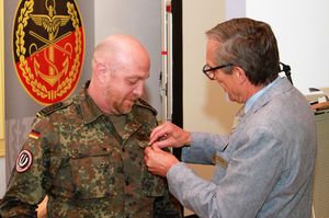 Oberstabsfeldwebel Ralph Salzmann (TruKa Calw) erhielt die Verdienstnadel in Silber Foto: DBwV