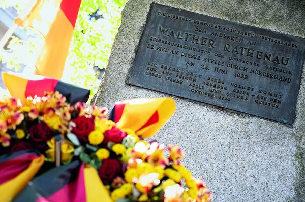 Dieser Gedenkstein erinnert an Walter Rathenau, einst Reichsaußenminister. Der liberale Politiker war vor 100 Jahren – am 22. Juni 1922 – von Rechtsradikalen ermordet worden. Foto: picture alliance/dpa/Fabian Sommer