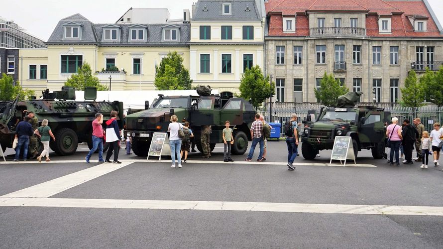 Beim Tag der offenen Tür wird die Bundeswehr auf dem Gelände des BMVg in Berlin auch wieder Technik präsentieren. Foto: DBwV/Kruse/Archiv