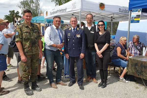 Hauptmann Andreas Steinmetz (3. v. l.) am DBwV-Stand in Dillingen. Foto: DBwV