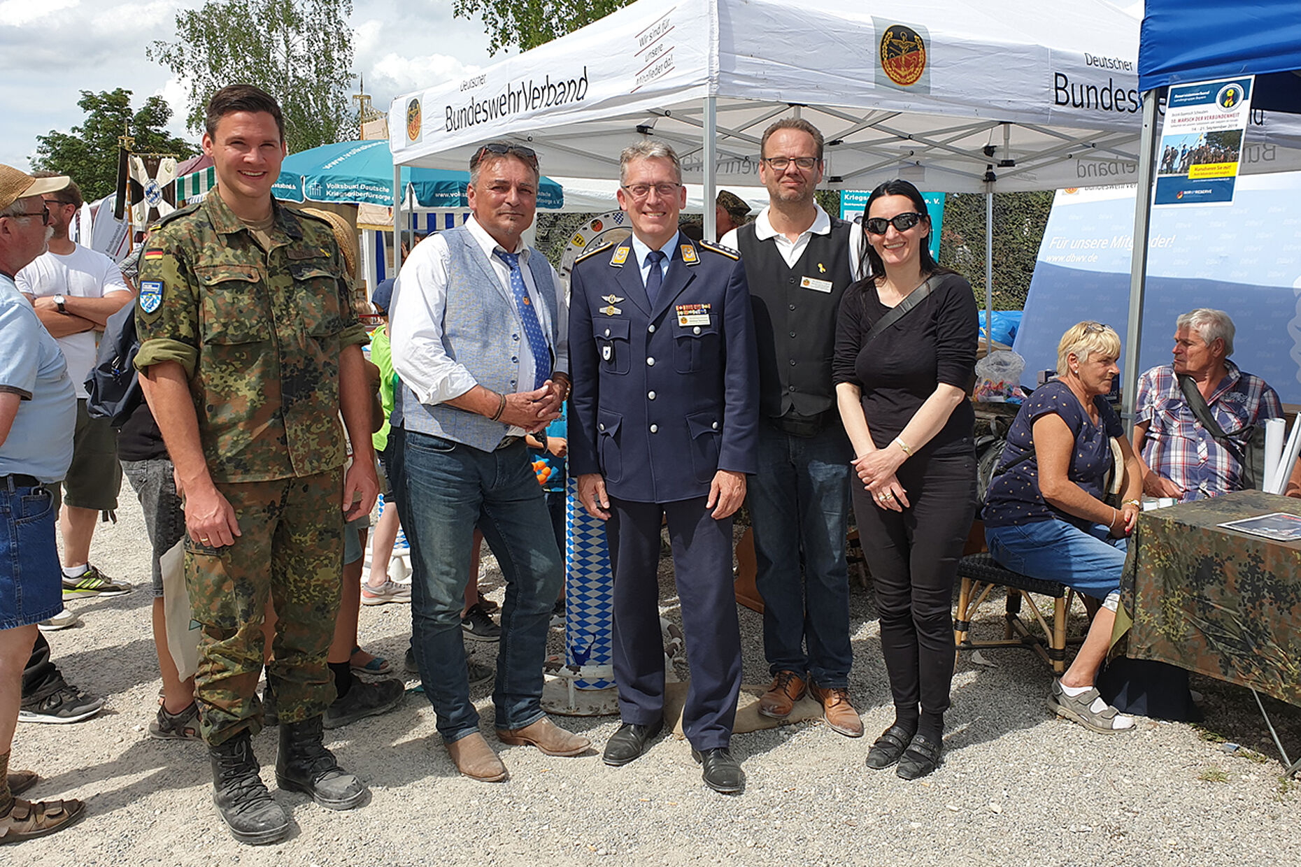 Hauptmann Andreas Steinmetz (3. v. l.) am DBwV-Stand in Dillingen. Foto: DBwV