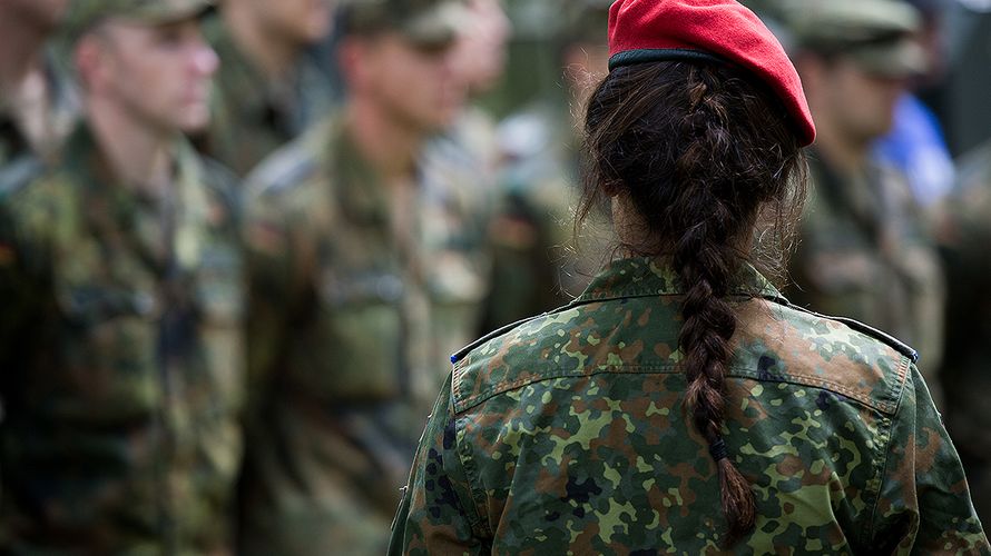 Eine Soldatin bei einer Veranstaltung der Bundeswehr in Berlin. Foto: dpa