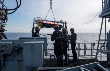 Die Unterwasserdrohne "Seefuchs" wird ins Wasser gelassen. Foto: DBwV/Yann Bombeke