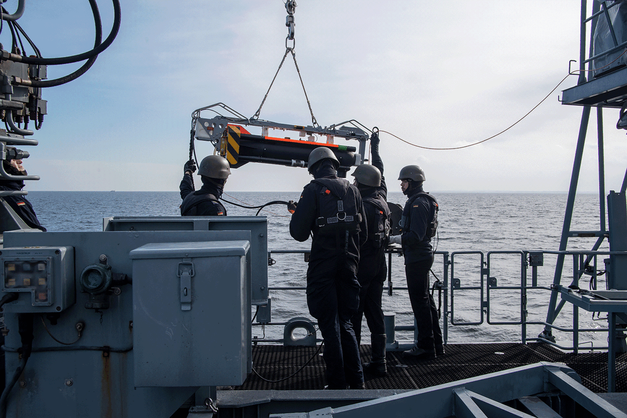 Die Unterwasserdrohne "Seefuchs" wird ins Wasser gelassen. Foto: DBwV/Yann Bombeke