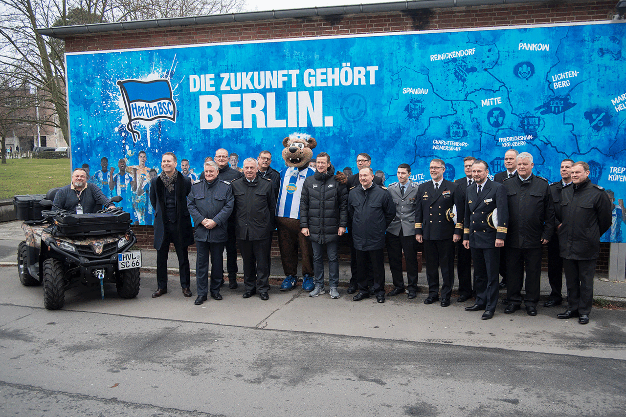 Begrüßung mit Hertha-Maskottchen Hertinho. Foto: DBwV/Yann Bombeke