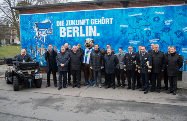 Begrüßung mit Hertha-Maskottchen Hertinho. Foto: DBwV/Yann Bombeke