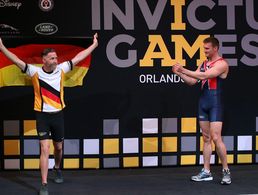 Bei den Invictus Games 2016 in Orlando/Florida jubelt der deutsche Ruderer Kai Cziesla. 2023 wird Deutschland Austragungsort des sportlichen Wettkampfes für einsatzversehrte Soldatinnen und Soldaten sein. Foto: Bundeswehr/Sebastian Wilke