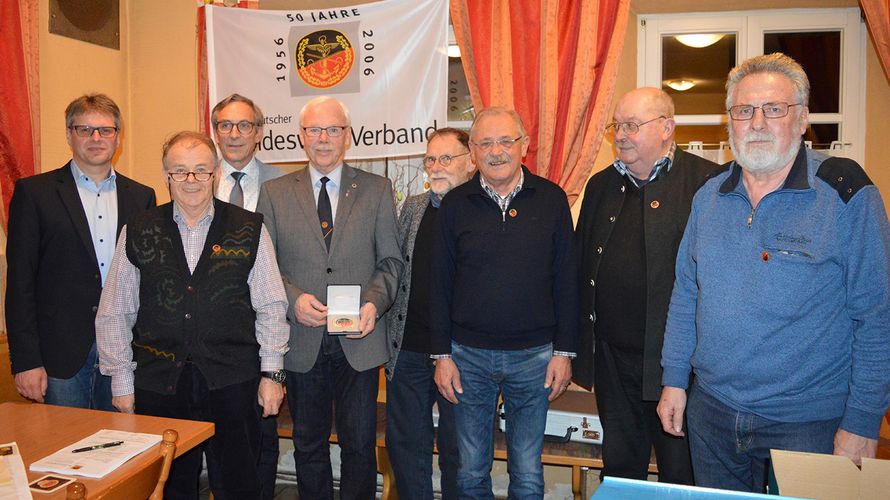 Die geehrten Mitglieder mit Bürgermeister Robert Pollinger (l.), dem Landesvorsitzenden Gerhard Stärk (3.v.l.) und dem Vorsitzendem Norbert Frühwald (4.v.l.) Foto: DBwV