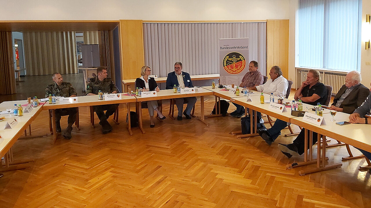 Der Vorsitzende der KERH Rheine, Ernst Wendland (zugleich Stellvertreter des Vorsitzenden ERH und Bundesvorstandsmitglied 4.v.l.), freute sich über die Teilnahme der Bundestagsabgeordneten Anja Karliczek (CDU) an erweiterten Vorstandssitzung und dankte ihr für die offene Gesprächsbereitschaft. Foto: Gernot Keil