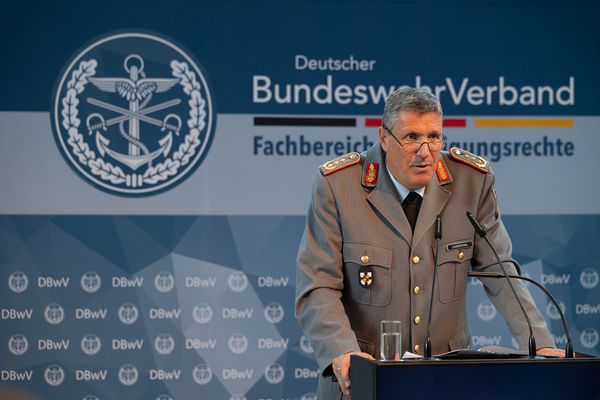 Generalleutnant Markus Laubenthal hob das hohe Niveau derBeteiligungsrechte in der Bundeswehr hervor. Foto: DBwV/Yann Bombeke