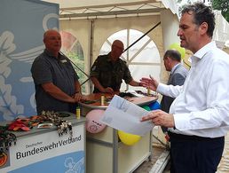 Bezirksvorsitzender Hauptmann a.D. Michael Grothe im Gespräch mit Innenstaatssekretär Günter Krings. Foto:  StHptm Udo Milz   