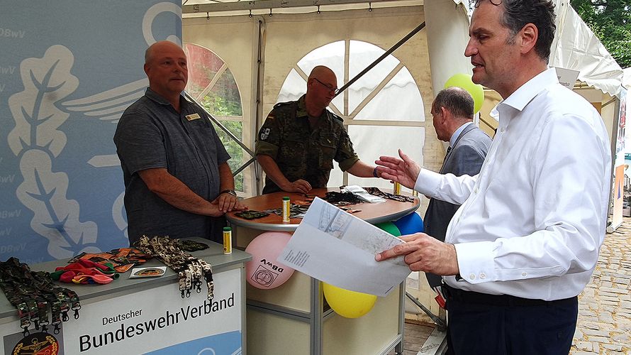 Bezirksvorsitzender Hauptmann a.D. Michael Grothe im Gespräch mit Innenstaatssekretär Günter Krings. Foto:  StHptm Udo Milz   