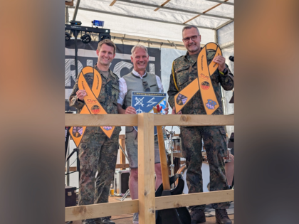 Major Kevin H. (l.) und Oberstabsfeldwebel Tobias M. (r.) überreichten Bürgermeister Georg Hoffmann die gelben schleifen. Foto: T.M.