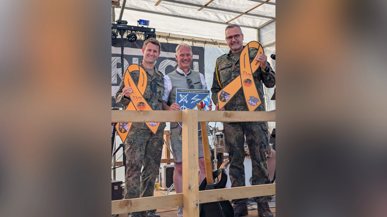 Major Kevin H. (l.) und Oberstabsfeldwebel Tobias M. (r.) überreichten Bürgermeister Georg Hoffmann die gelben schleifen. Foto: T.M.
