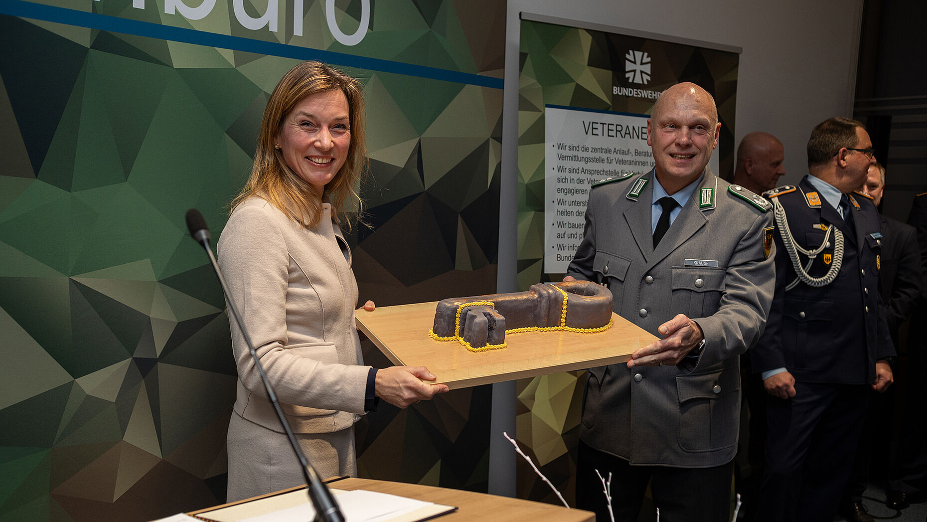 Oberstleutnant Michael Krause mit der damaligen Staatssekretärin Siemtje Möller bei der Eröffnung des Veteranenbüros im Januar 2024. Foto: DBwV/Yann Bombeke