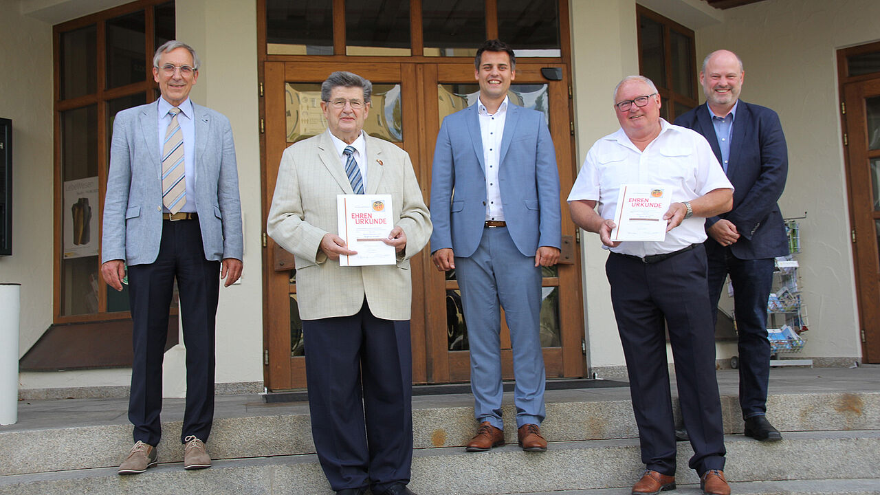 Die geehrten ehemaligen Oberviechtacher Bürgermeister Wilfried Neuber und Heiz Weigl (vorn, v.l.) mit dem Landesvorsitzenden Gerhard Stärk (hinten. v.l.), Bürgermeister Rudolf Teplitzky und dem Bezirksvorsitzenden Dieter Götz. Foto: Christof Fröhlich, Oberviechtach