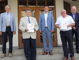 Die geehrten ehemaligen Oberviechtacher Bürgermeister Wilfried Neuber und Heiz Weigl (vorn, v.l.) mit dem Landesvorsitzenden Gerhard Stärk (hinten. v.l.), Bürgermeister Rudolf Teplitzky und dem Bezirksvorsitzenden Dieter Götz. Foto: Christof Fröhlich, Oberviechtach
