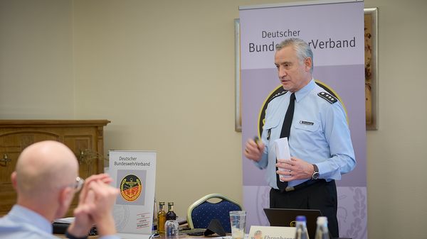 Bezirksvorsitzender Hauptmann Roland Ehrenberger nahm aus den Gesprächen mit den Teilnehmern Ideen für eine künftige Tagung mit. Foto: DBwV/Ingo Kaminsky