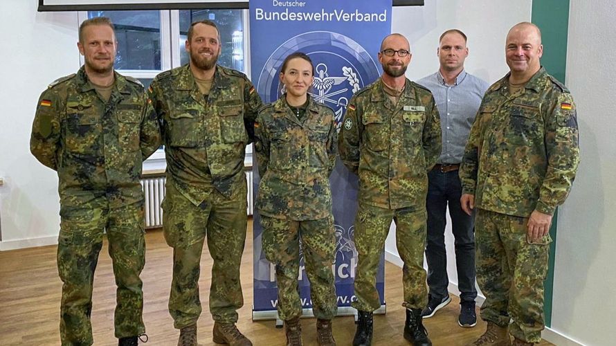 Bezirksvorsitzender Major Daniel Brunner, TruKa-Vorsitzender GebJgBtl 231, Hauptfeldwebel Matthias Jäger, die Gewinnerin der Tombola Stabsunteroffizier Madlene Hintze, StoKa-Vorsitzender Oberstabsfeldwebel Ronny Nill, Daniel Grabmann und der Vorsitzender Heer im DBwV, Oberstleutnant Robert Thiele. Foto: Johannes Kampfl