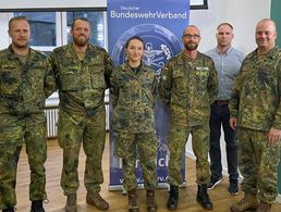 Bezirksvorsitzender Major Daniel Brunner, TruKa-Vorsitzender GebJgBtl 231, Hauptfeldwebel Matthias Jäger, die Gewinnerin der Tombola Stabsunteroffizier Madlene Hintze, StoKa-Vorsitzender Oberstabsfeldwebel Ronny Nill, Daniel Grabmann und der Vorsitzender Heer im DBwV, Oberstleutnant Robert Thiele. Foto: Johannes Kampfl