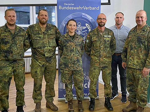 Bezirksvorsitzender Major Daniel Brunner, TruKa-Vorsitzender GebJgBtl 231, Hauptfeldwebel Matthias Jäger, die Gewinnerin der Tombola Stabsunteroffizier Madlene Hintze, StoKa-Vorsitzender Oberstabsfeldwebel Ronny Nill, Daniel Grabmann und der Vorsitzender Heer im DBwV, Oberstleutnant Robert Thiele. Foto: Johannes Kampfl
