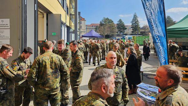 Bezirksvorsitzender Oberstabsfeldwebel a.D. Gerd-Josef Bopp führte am DBwV-Infostand zahlreiche Gespräche mit Soldaten der Heimatschutzkompanien. Foto: Ralf Pieper