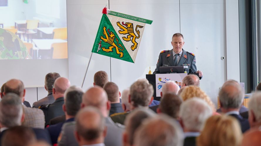 Oberst Valentin Hasler, Präsident der Kantonalen Offiziergesellschaft Thurgau, begrüßt Referenten und Gäste im vollbesetztem Würth Haus in Rorschach (CH) zum 11. Sicherheitspolitischen Bodenseekongress. Foto: DBwV/Ingo Kaminsky