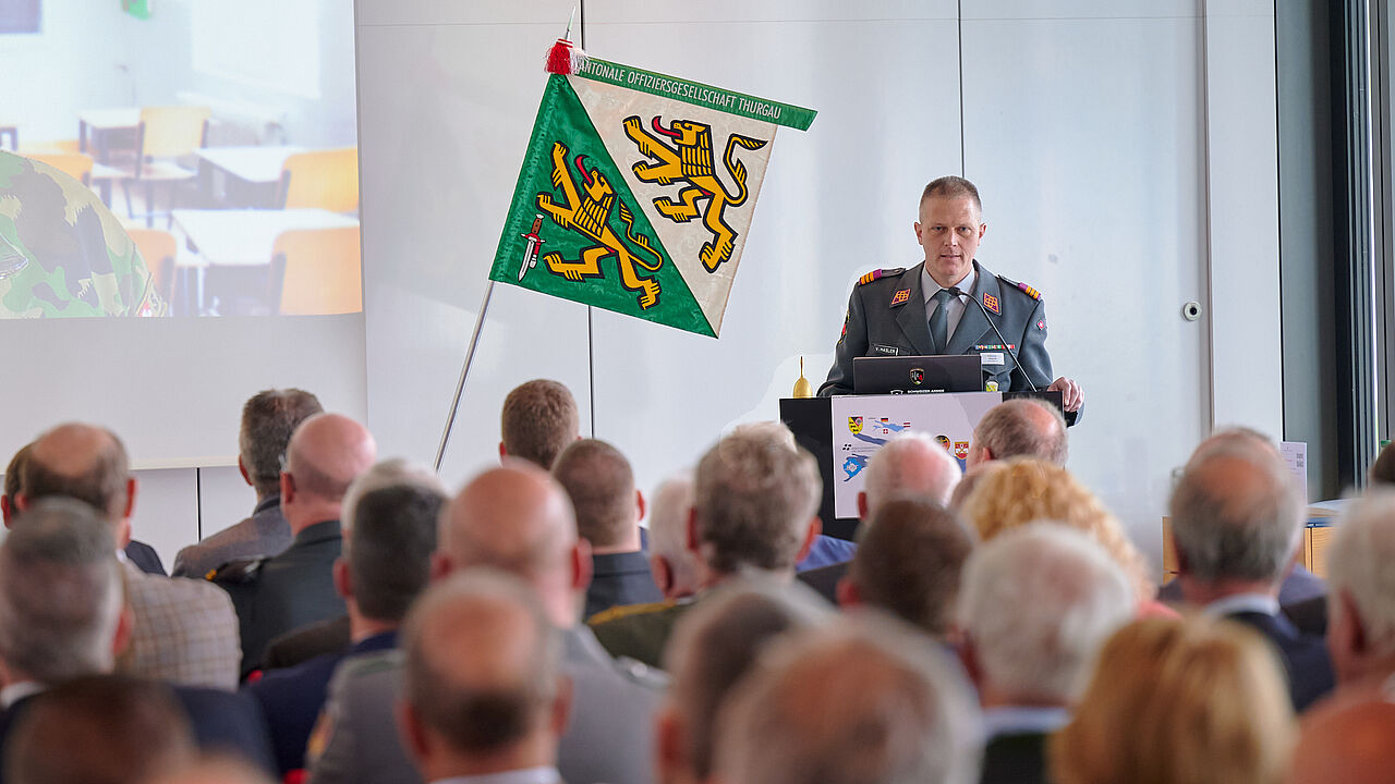 Oberst Valentin Hasler, Präsident der Kantonalen Offiziergesellschaft Thurgau, begrüßt Referenten und Gäste im vollbesetztem Würth Haus in Rorschach (CH) zum 11. Sicherheitspolitischen Bodenseekongress. Foto: DBwV/Ingo Kaminsky