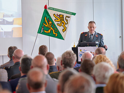 Oberst Valentin Hasler, Präsident der Kantonalen Offiziergesellschaft Thurgau, begrüßt Referenten und Gäste im vollbesetztem Würth Haus in Rorschach (CH) zum 11. Sicherheitspolitischen Bodenseekongress. Foto: DBwV/Ingo Kaminsky