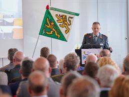Oberst Valentin Hasler, Präsident der Kantonalen Offiziergesellschaft Thurgau, begrüßt Referenten und Gäste im vollbesetztem Würth Haus in Rorschach (CH) zum 11. Sicherheitspolitischen Bodenseekongress. Foto: DBwV/Ingo Kaminsky