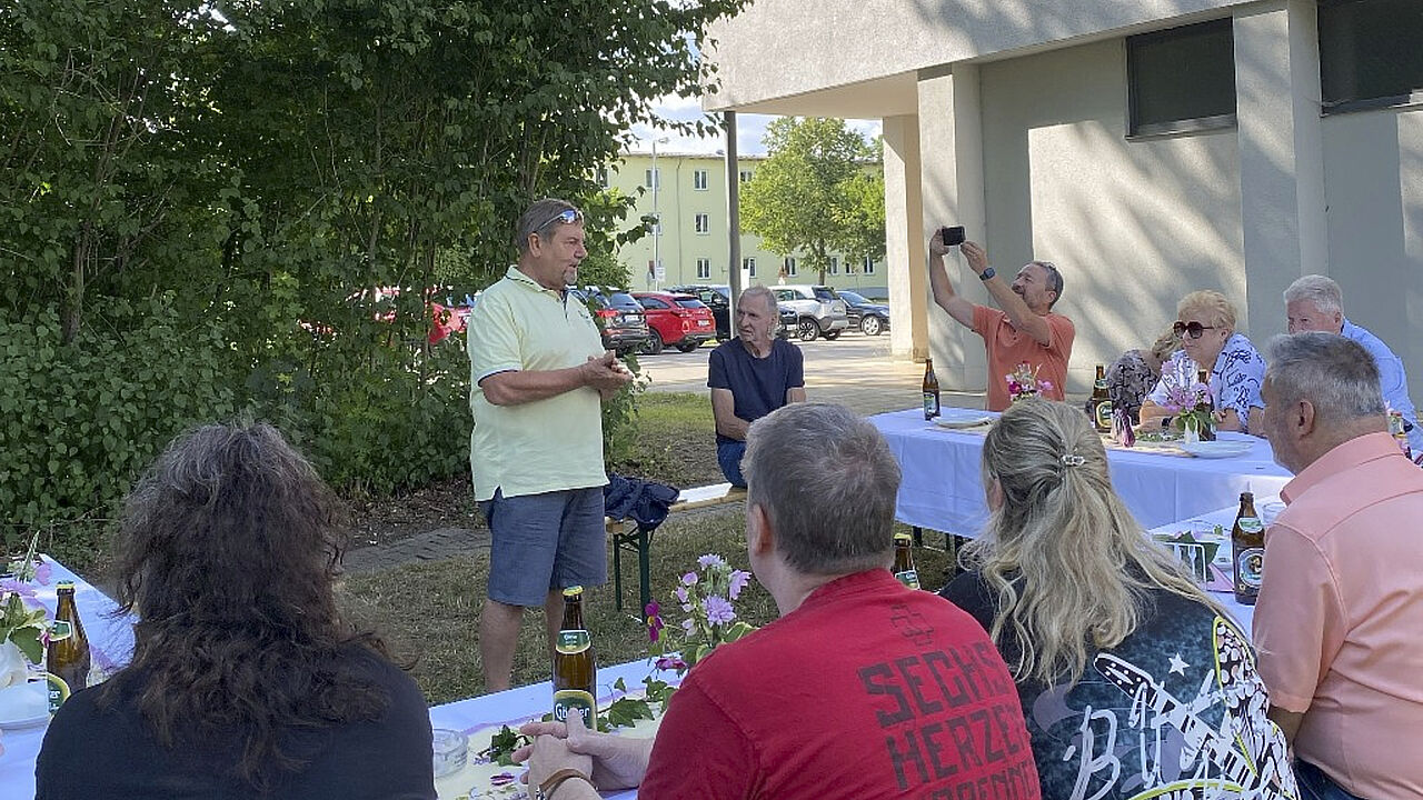 Vorsitzender Stabsfeldwebel a.D. Michael Lipp begrüßte zum zweiten Grillfest einige Neumitglieder, die für die wachsende Gemeinschaft der Kameradschaft ERH Augsburg stehen. Foto: li