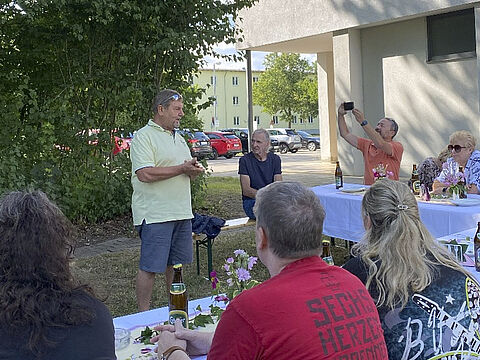 Vorsitzender Stabsfeldwebel a.D. Michael Lipp begrüßte zum zweiten Grillfest einige Neumitglieder, die für die wachsende Gemeinschaft der Kameradschaft ERH Augsburg stehen. Foto: li