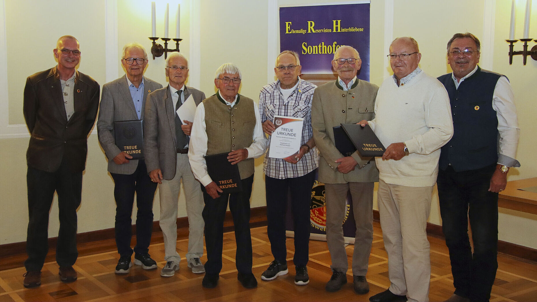 Die geehrten, treuen Mitglieder des Deutschen Bundeswehrverbands in der KERH Sonthofen. Foto: Stefan Weyer