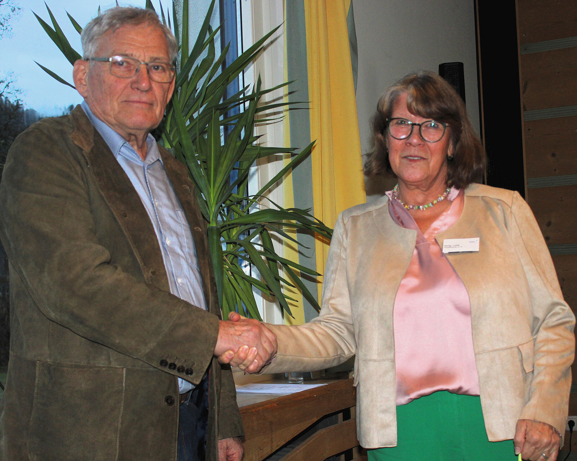 Vorsitzender Oberstleutnant a.D. Klaus Schwarzenberger bedankt sich bei Lydie Racky für ihren Vortrag zur Pflegeberatung. Foto: Klaus Schwarzenberg