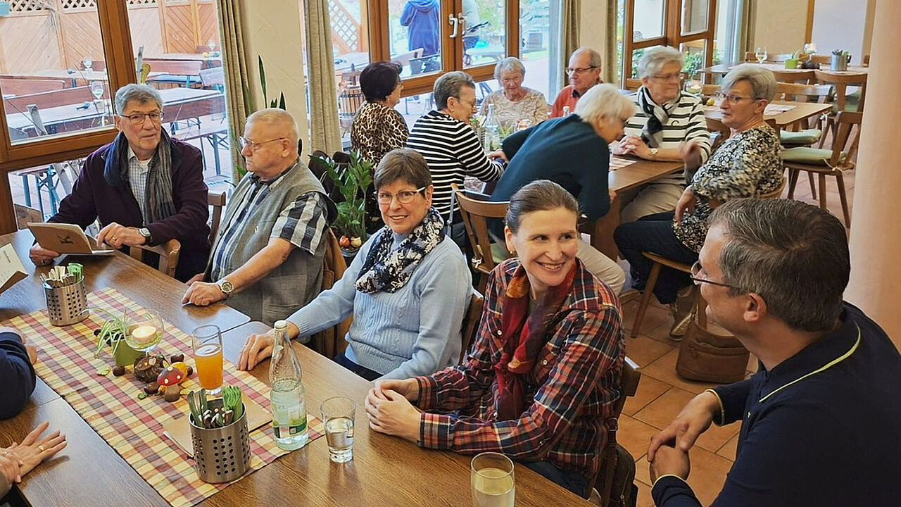 Statt auf Wanderwegen verbrachten die Teilnehmer der ERH Külsheim/Tauberbischofsheim/Bad Mergentheim/Lauda-Königshofen gesellige Stunden im Weingut Krug in Külsheim und machten das Beste aus dem regnerischen Herbstwetter. Foto: C. Rother