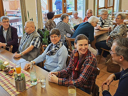 Statt auf Wanderwegen verbrachten die Teilnehmer der ERH Külsheim/Tauberbischofsheim/Bad Mergentheim/Lauda-Königshofen gesellige Stunden im Weingut Krug in Külsheim und machten das Beste aus dem regnerischen Herbstwetter. Foto: C. Rother