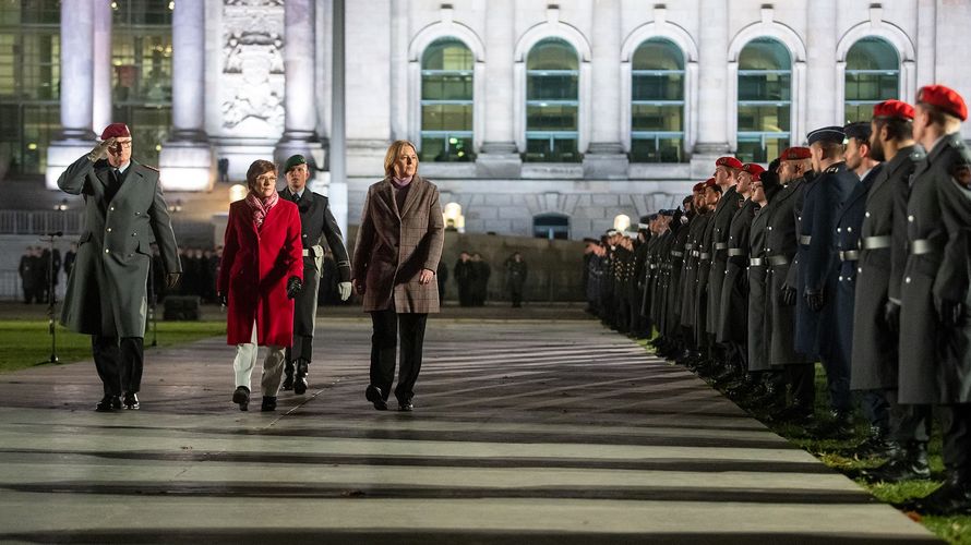 Verteidigungsministerin Annegret Kramp-Karrenbauer, Bundestagspräsidentin Bärbel Bas und Generalinspekteur Eberhard Zorn schreiten die Front ab. Foto: picture alliance/Bernd von Jutrczenka