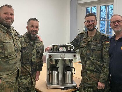 Oberstleutnant Marco Körting (von links) und Stabsfeldwebel Christian Beusch vom Aufstellungsstab mit Lars Schunack und dem Außendienstmitarbeiter Jörg Meier. Foto: DBwV