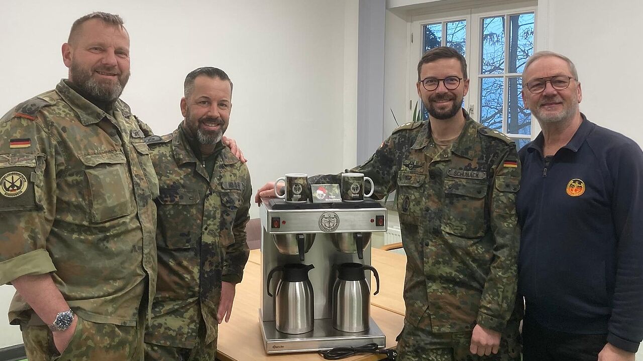 Oberstleutnant Marco Körting (von links) und Stabsfeldwebel Christian Beusch vom Aufstellungsstab mit Lars Schunack und dem Außendienstmitarbeiter Jörg Meier. Foto: DBwV
