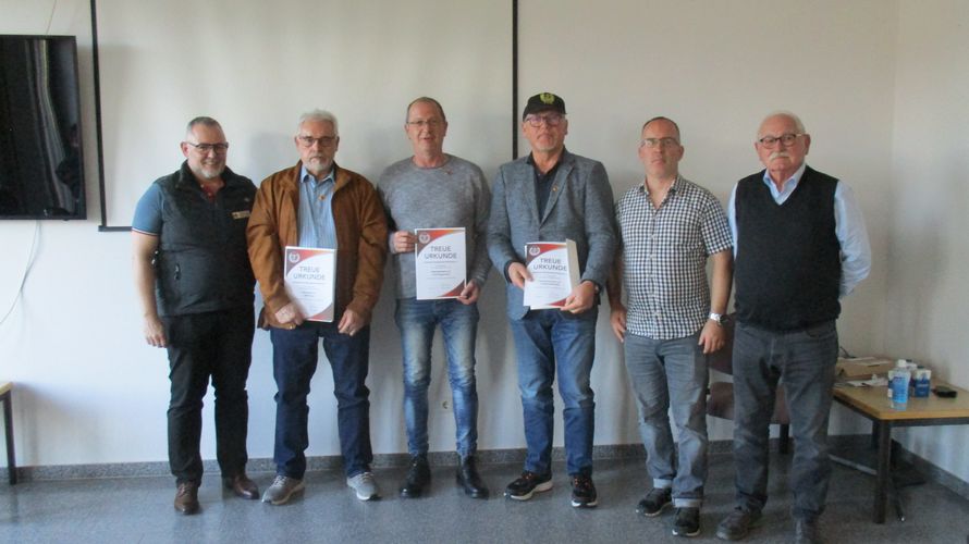 Ehrung langjähriger Mitgliedschaften bei den Ehemaligen im Saarland: (v.l) Bezirksvorsitzender Heiko Schäfer,Willi Diwo, Arnd Ruppenthal, Thomas Markstein, KERH Vorsitzender Hendrik Krause und Werner Döring. Foto: Veit Fuchs  