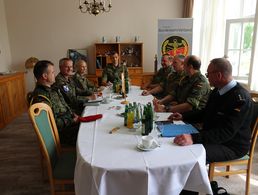 Hauptmann a.D. Uwe Köpsel (r.) im Gespräch mit Kompaniefeldwebeln Foto: PzGrenBrig 41/Kozitzki