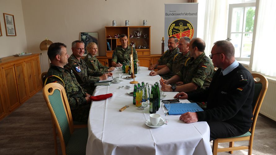 Hauptmann a.D. Uwe Köpsel (r.) im Gespräch mit Kompaniefeldwebeln Foto: PzGrenBrig 41/Kozitzki