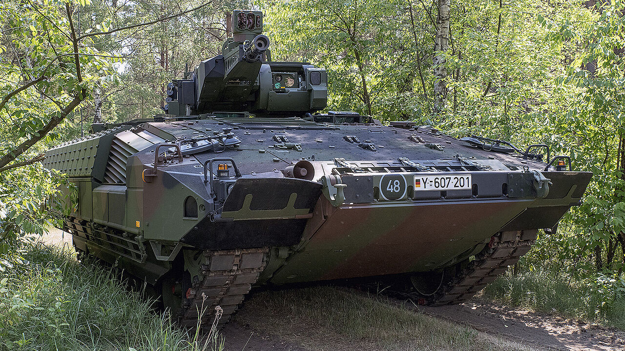 Die Menschen der Bundeswehr freuen sich über den Zulauf von neuer Ausrüstung, wie etwa dem Schützenpanzer Puma. Es sind kleine Zeichen, dass die Trendwende Material sichtbar wird. Immer wieder werden aber auch Defizite hinsichtlich der Einsatzbereitschaft nach der Eingangsprüfung deutlich. Foto: DBwV/Bombeke