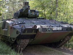 Die Menschen der Bundeswehr freuen sich über den Zulauf von neuer Ausrüstung, wie etwa dem Schützenpanzer Puma. Es sind kleine Zeichen, dass die Trendwende Material sichtbar wird. Immer wieder werden aber auch Defizite hinsichtlich der Einsatzbereitschaft nach der Eingangsprüfung deutlich. Foto: DBwV/Bombeke
