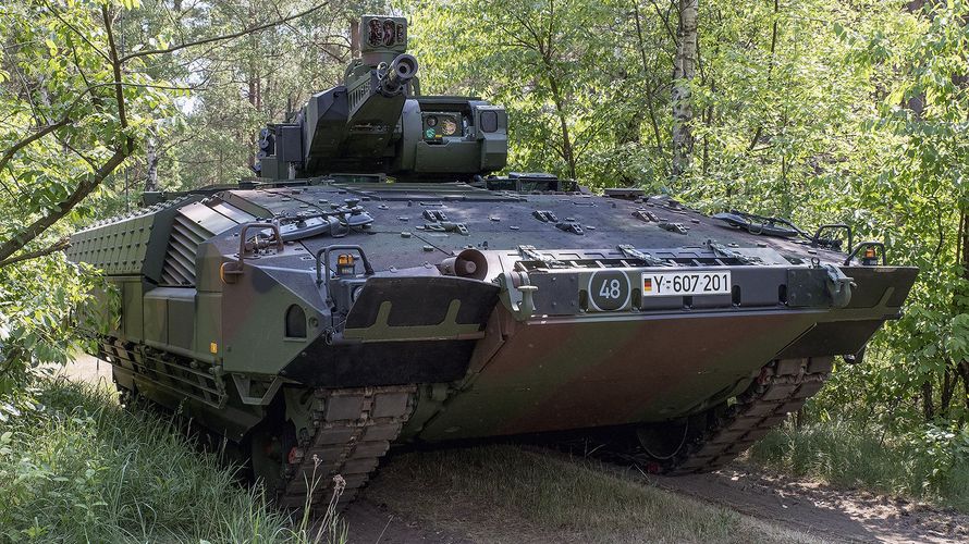 Die Menschen der Bundeswehr freuen sich über den Zulauf von neuer Ausrüstung, wie etwa dem Schützenpanzer Puma. Es sind kleine Zeichen, dass die Trendwende Material sichtbar wird. Immer wieder werden aber auch Defizite hinsichtlich der Einsatzbereitschaft nach der Eingangsprüfung deutlich. Foto: DBwV/Bombeke