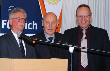 Oberstabsfeldwebel a.D. Heinz Förster (Mitte) wurde für 60 Jahre Mitgliedschaft im DBwV geehrt. Foto: DBwV