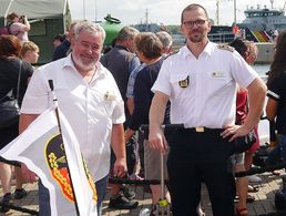 HptBtsm Ebersbach und OStBtsm a.D. Pietrzak waren bei der Rostocker Hanse Sail unterwegs im Marinestützpunkt Warnemünde. Foto: DBwV/Riedel