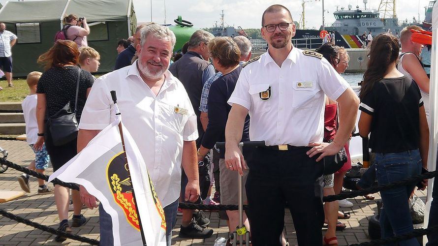 HptBtsm Ebersbach und OStBtsm a.D. Pietrzak waren bei der Rostocker Hanse Sail unterwegs im Marinestützpunkt Warnemünde. Foto: DBwV/Riedel