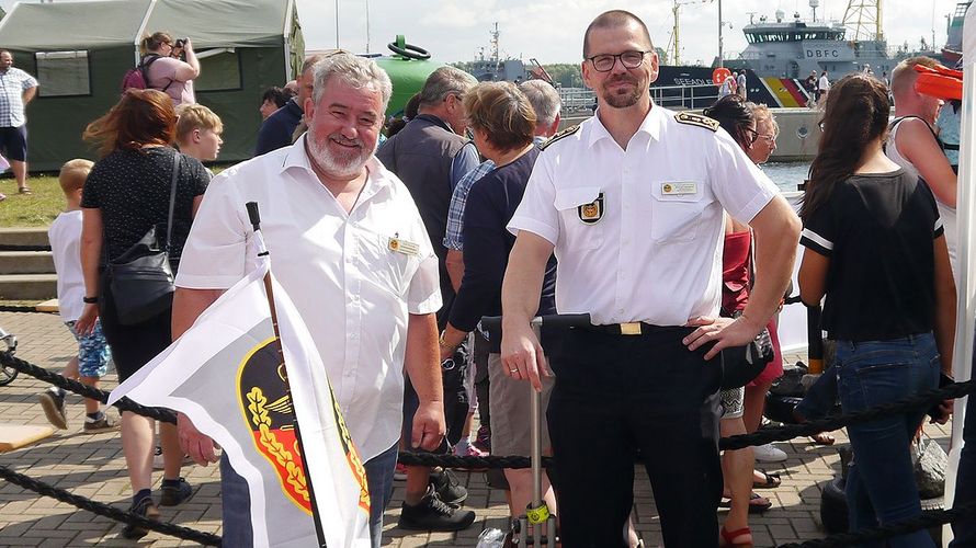 HptBtsm Ebersbach und OStBtsm a.D. Pietrzak waren bei der Rostocker Hanse Sail unterwegs im Marinestützpunkt Warnemünde. Foto: DBwV/Riedel